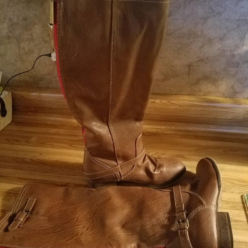 Size 7.5 knee boots